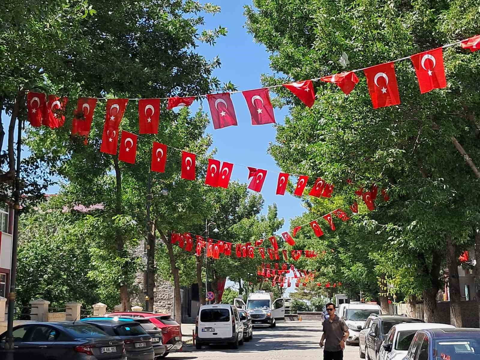 Cumhurbaşkanı Erdoğan&rsquo;ın &ccedil;ağrısıyla Kars Kalesi bayraklarla donatıldı
