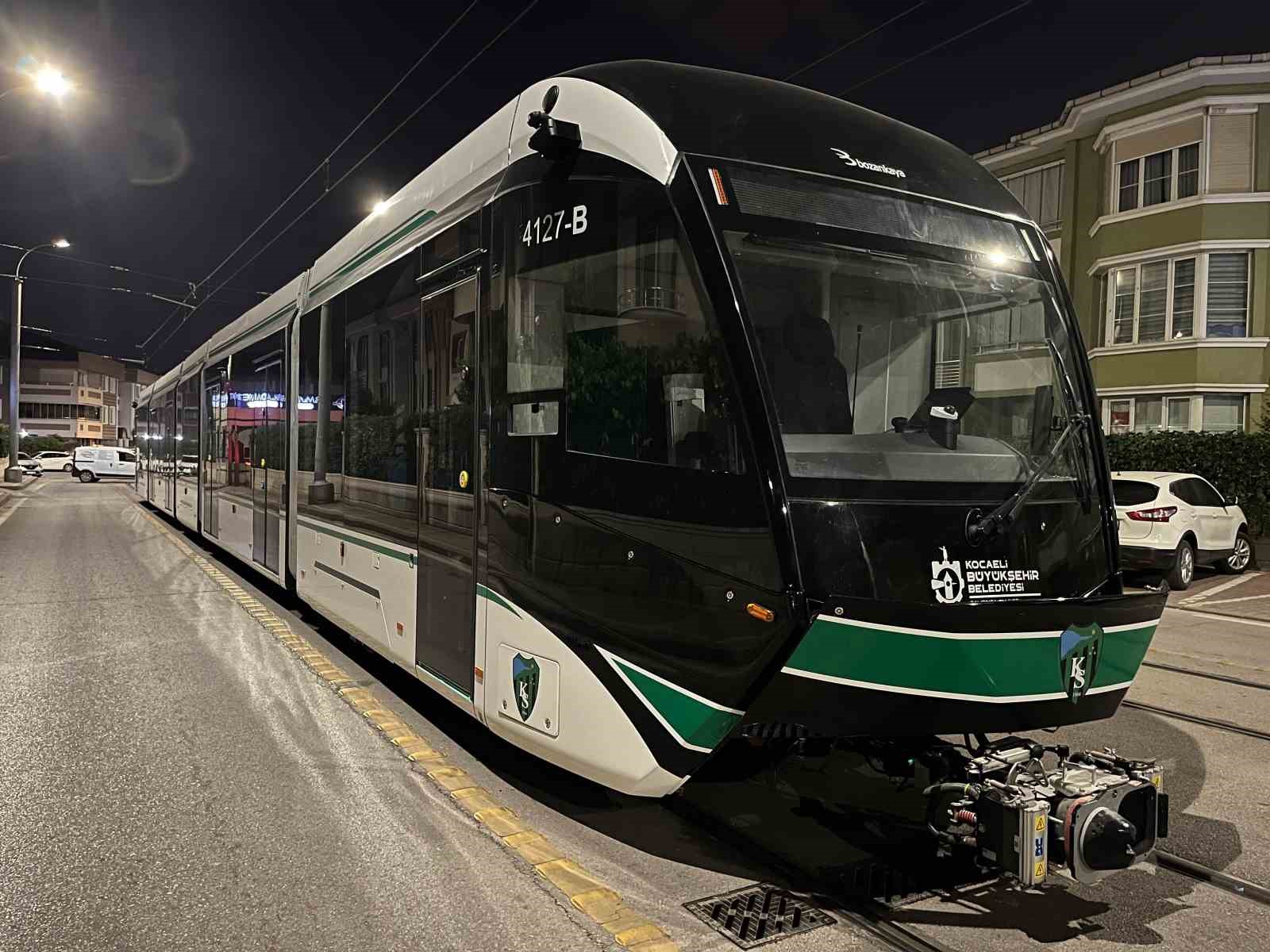 9. tramvay raylara indi, son araç yolda