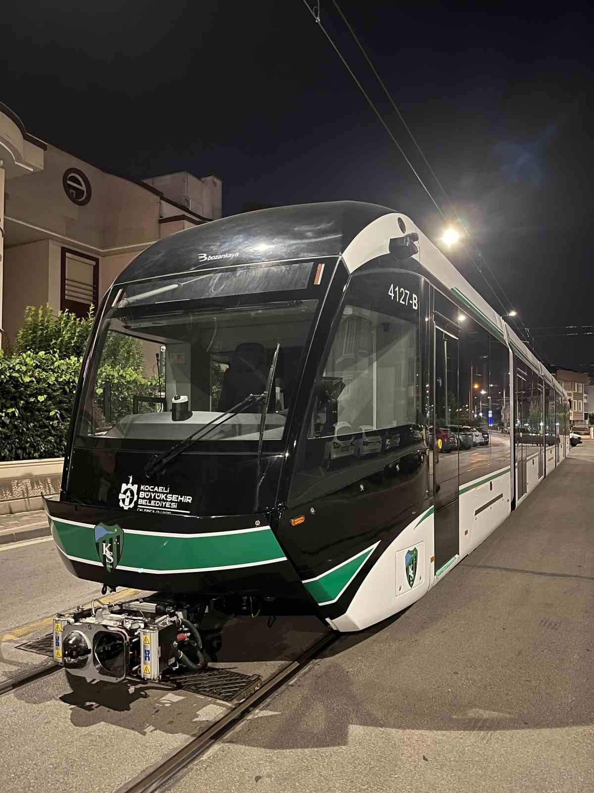 9. tramvay raylara indi, son araç yolda
