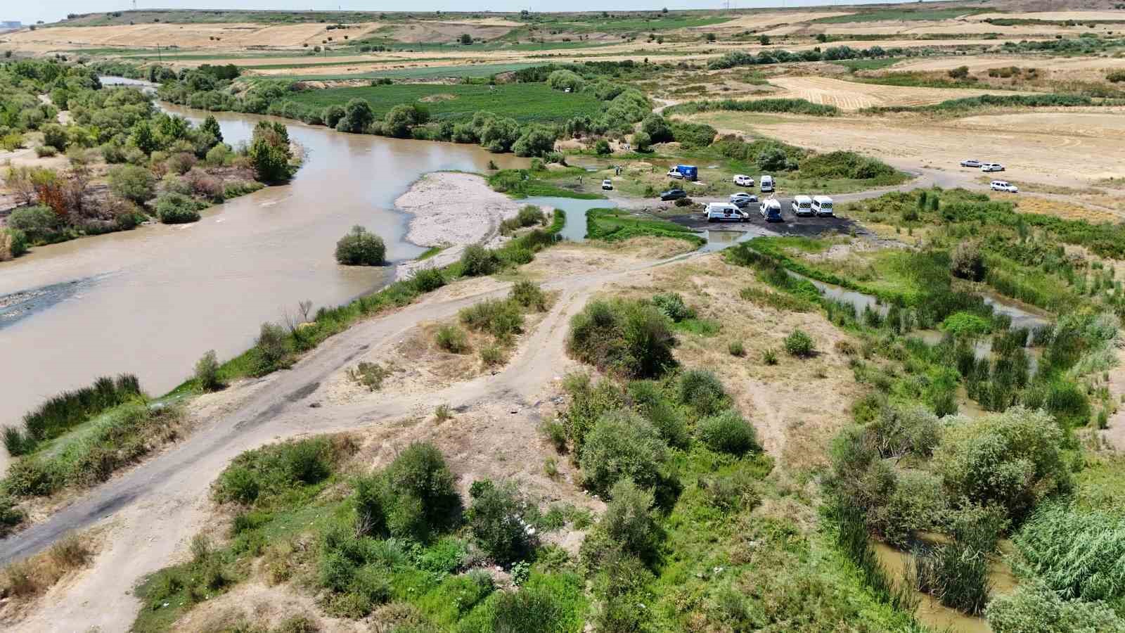 Kardeşini ve yakınını kurtarmak isterken Dicle Nehri’nde kaybolan genci arama çalışmaları havadan görüntülendi