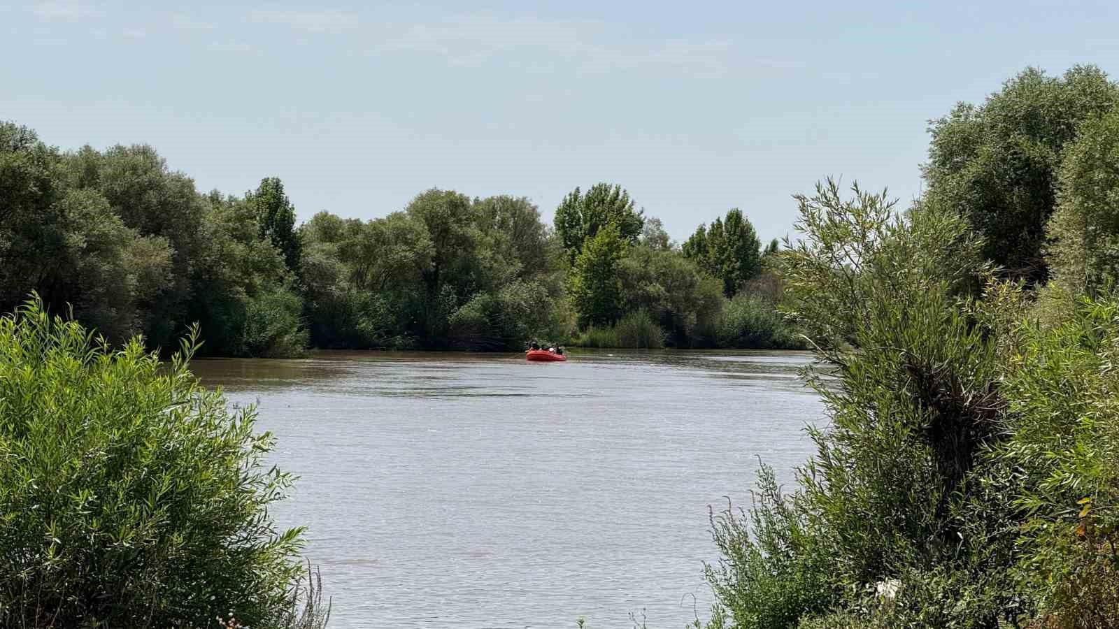 Kardeşini ve yakınını kurtarmak isterken Dicle Nehri’nde kaybolan genci arama çalışmaları havadan görüntülendi
