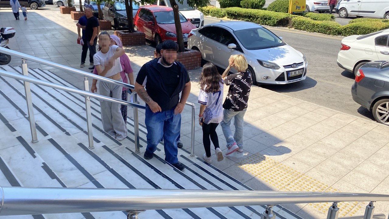 Şüphelinin kız kardeşi gazetecilere ’al bunu da çek’ diyerek el hareketi çekti