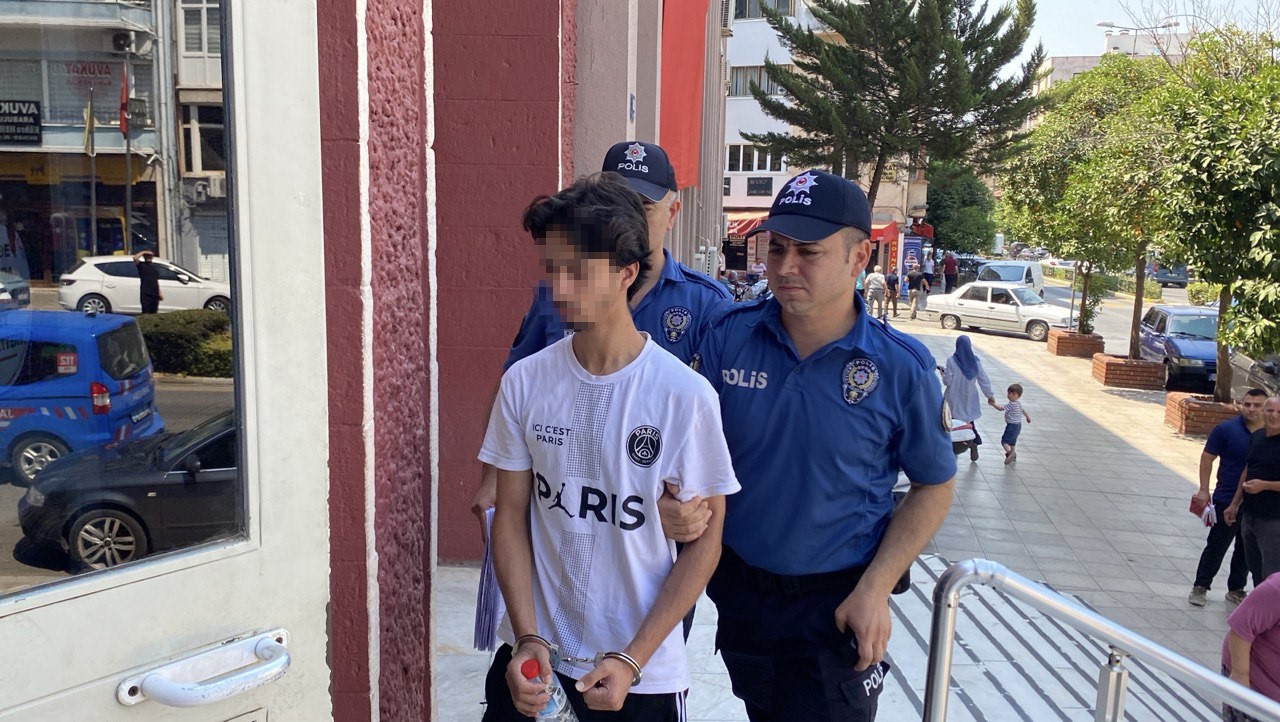 Ş&uuml;phelinin kız kardeşi gazetecilere &rsquo;al bunu da &ccedil;ek&rsquo; diyerek el hareketi &ccedil;ekti
