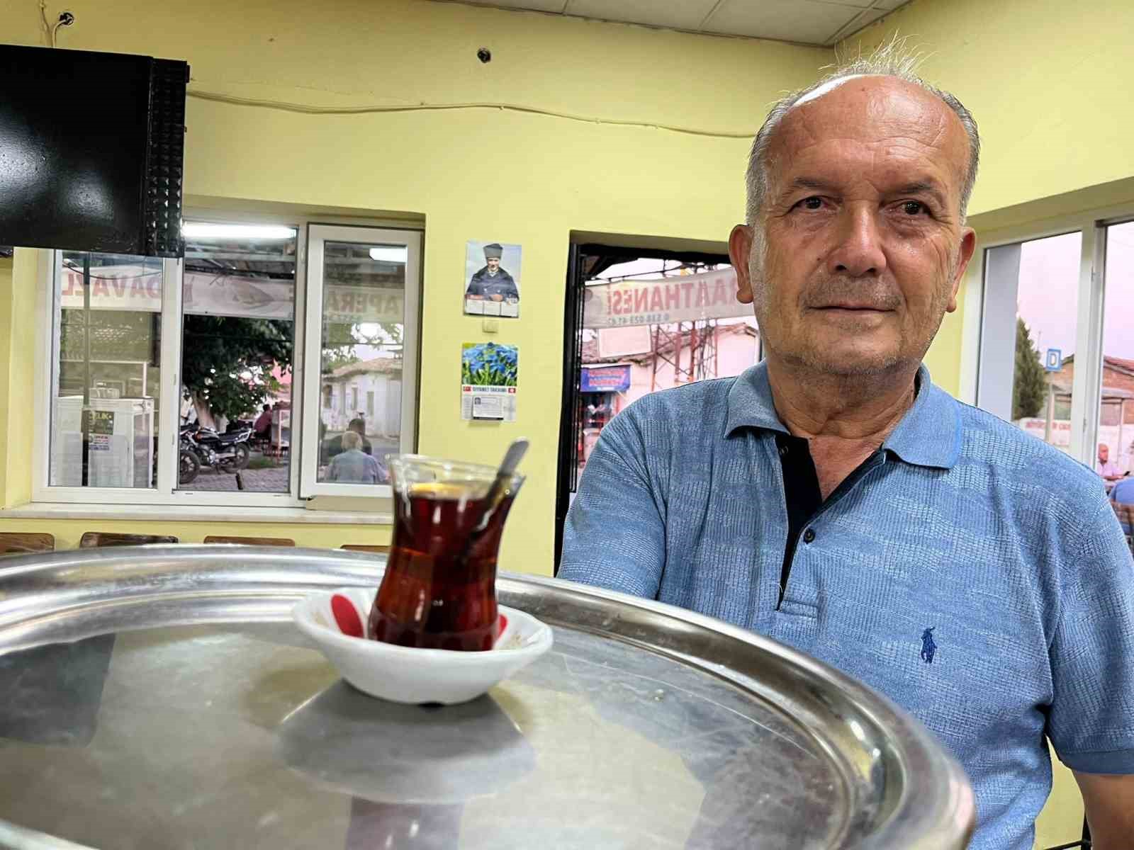 Kahvehane sahiplerinin rekabeti müşteriye yaradı