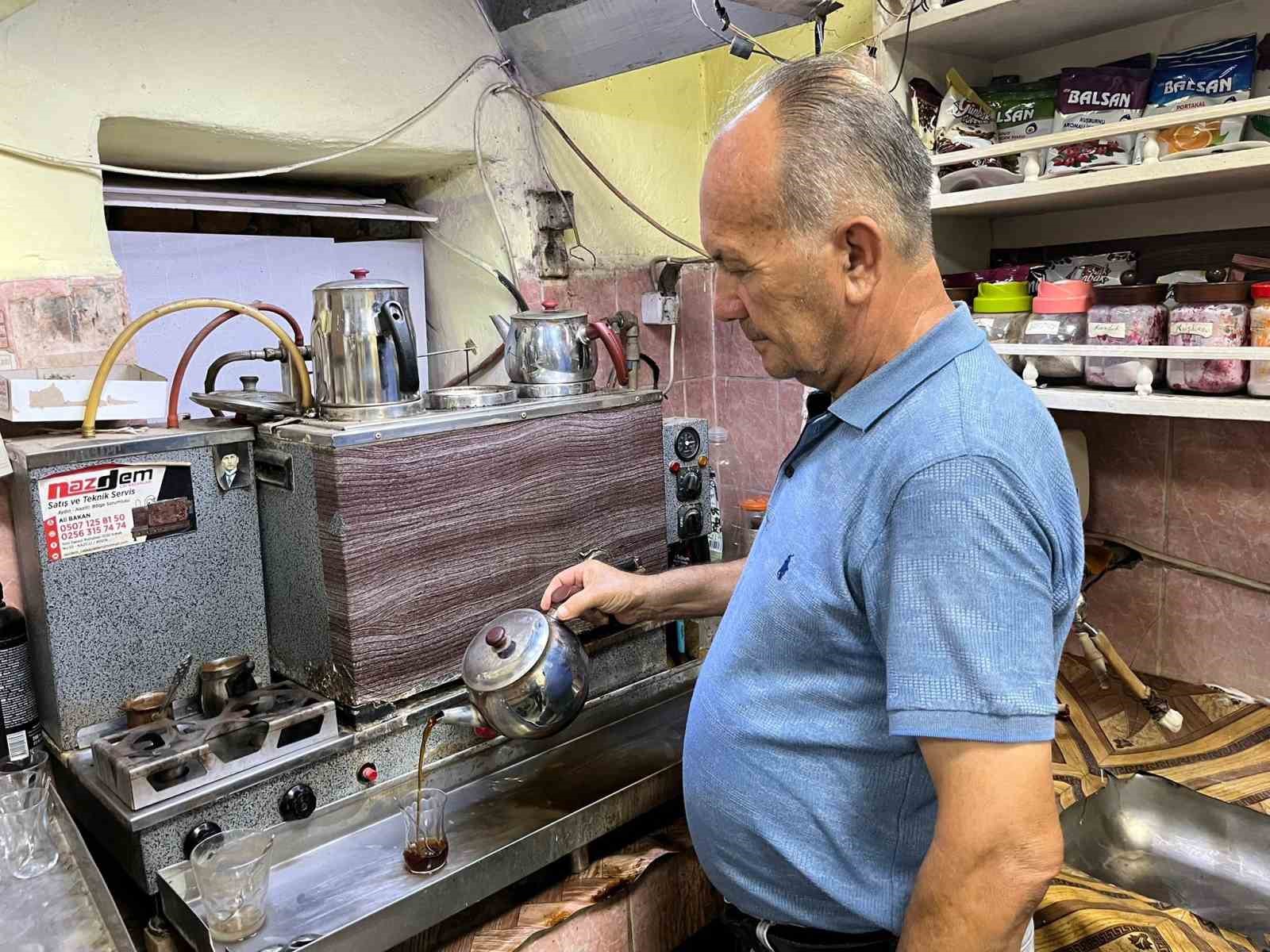 Kahvehane sahiplerinin rekabeti müşteriye yaradı