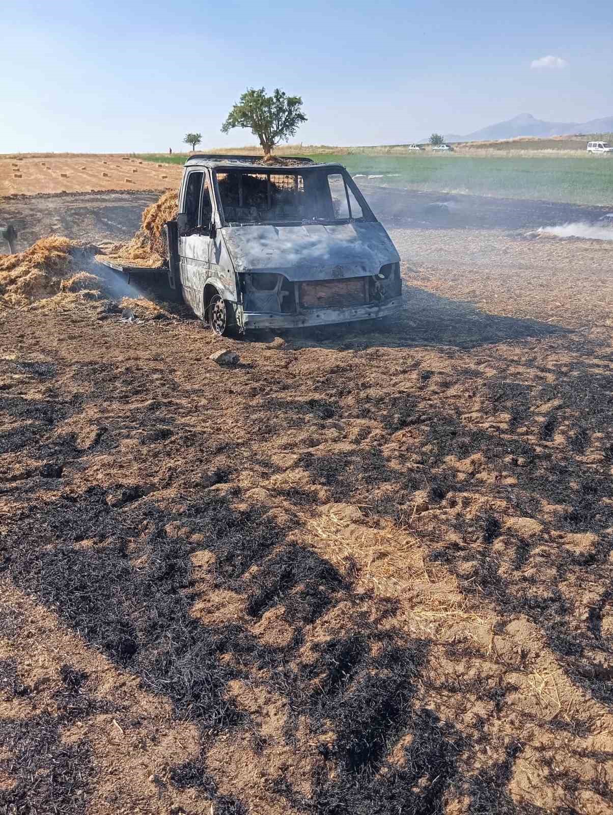 Sahibinden habersiz alınan saman balyaları kamyonet ile birlikte yandı
