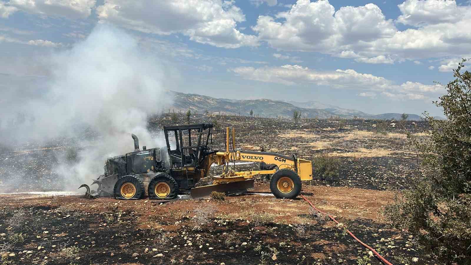 Orman yangınında iş makinesi hurdaya döndü
