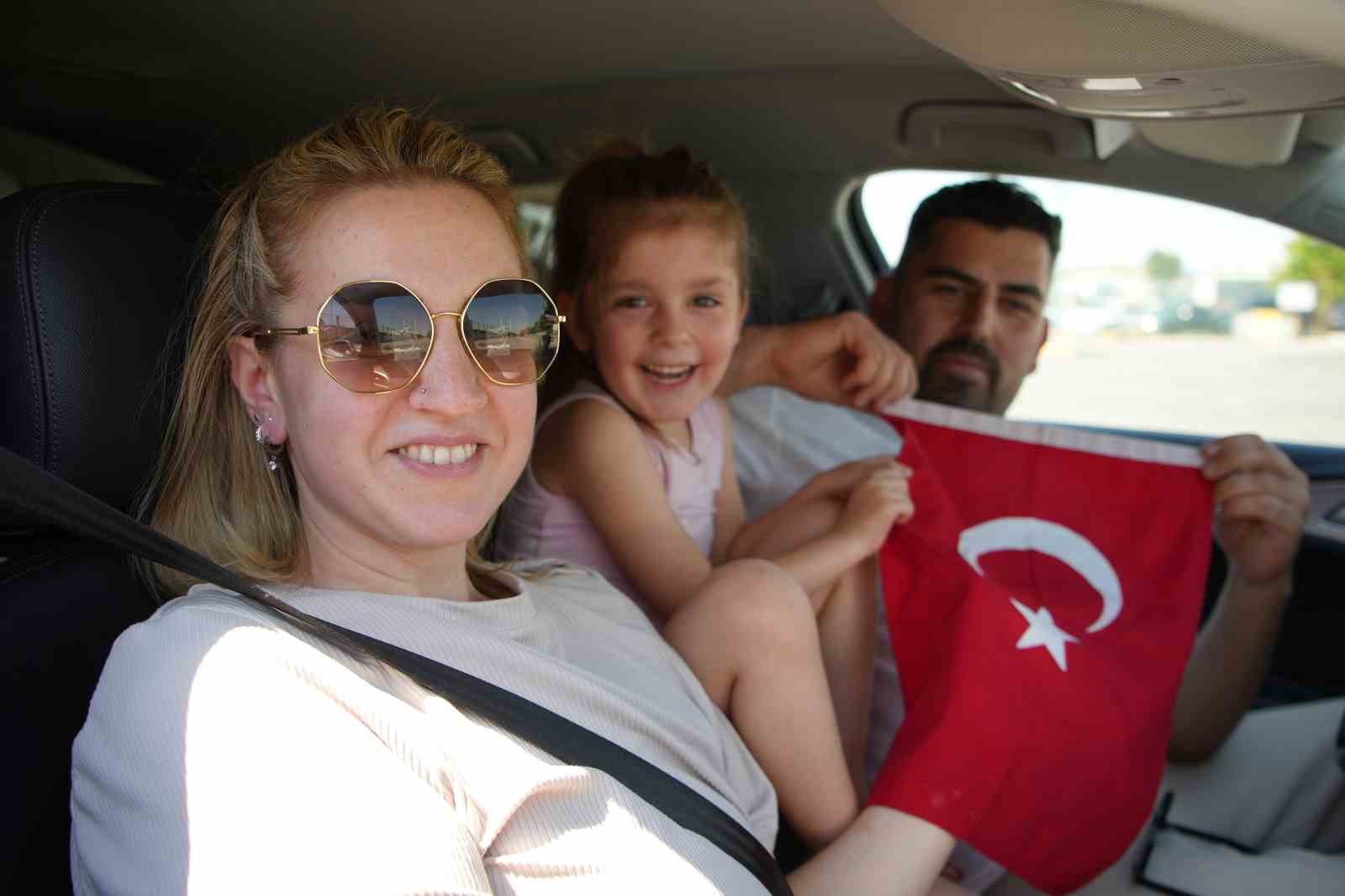 Gurbetçilerin binlerce kilometrelik sıla yolculuğu Kapıkule’de son buluyor
