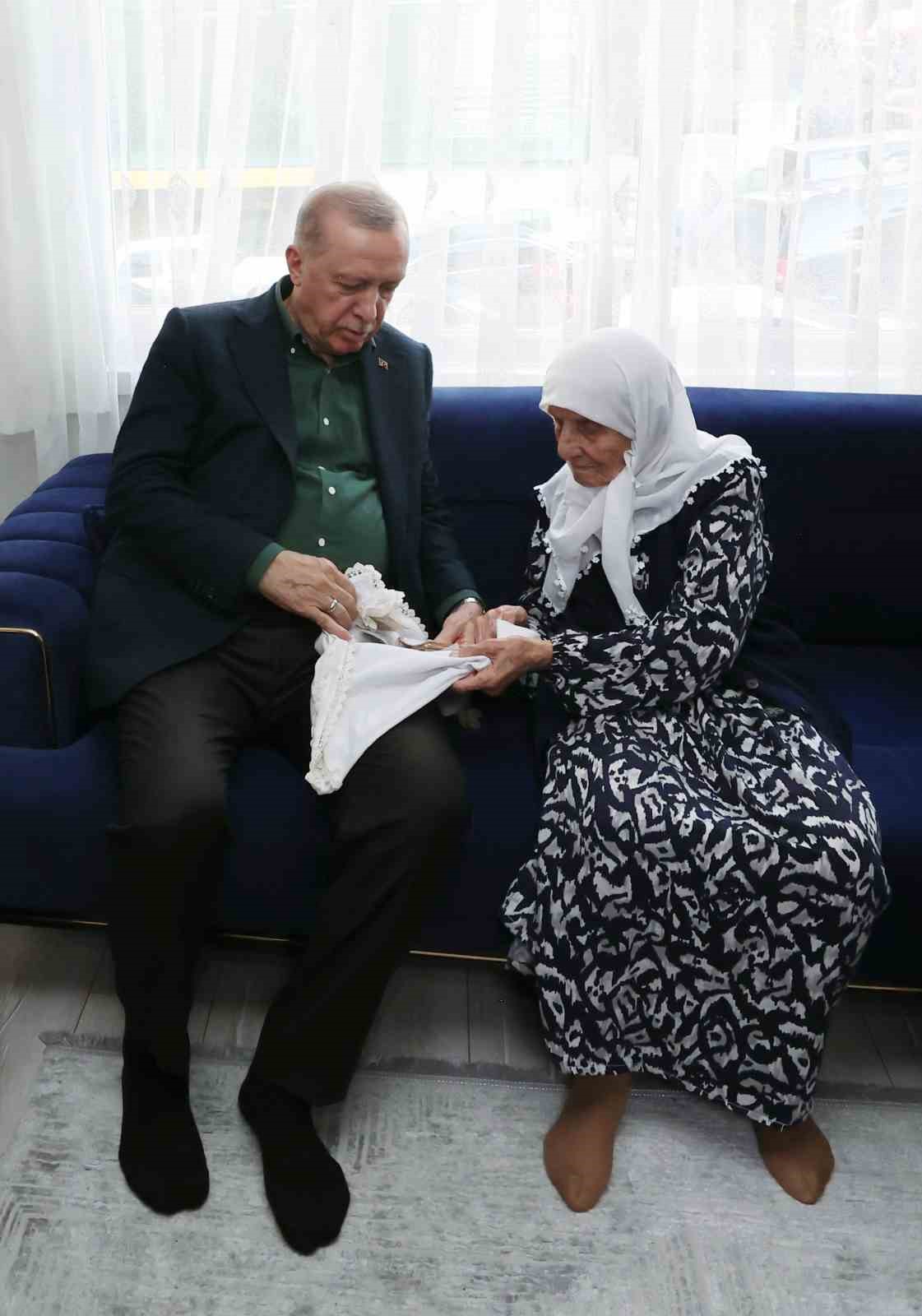 Cumhurbaşkanı Erdoğan, 99 yaşındaki şehit annesini ziyaret etti
