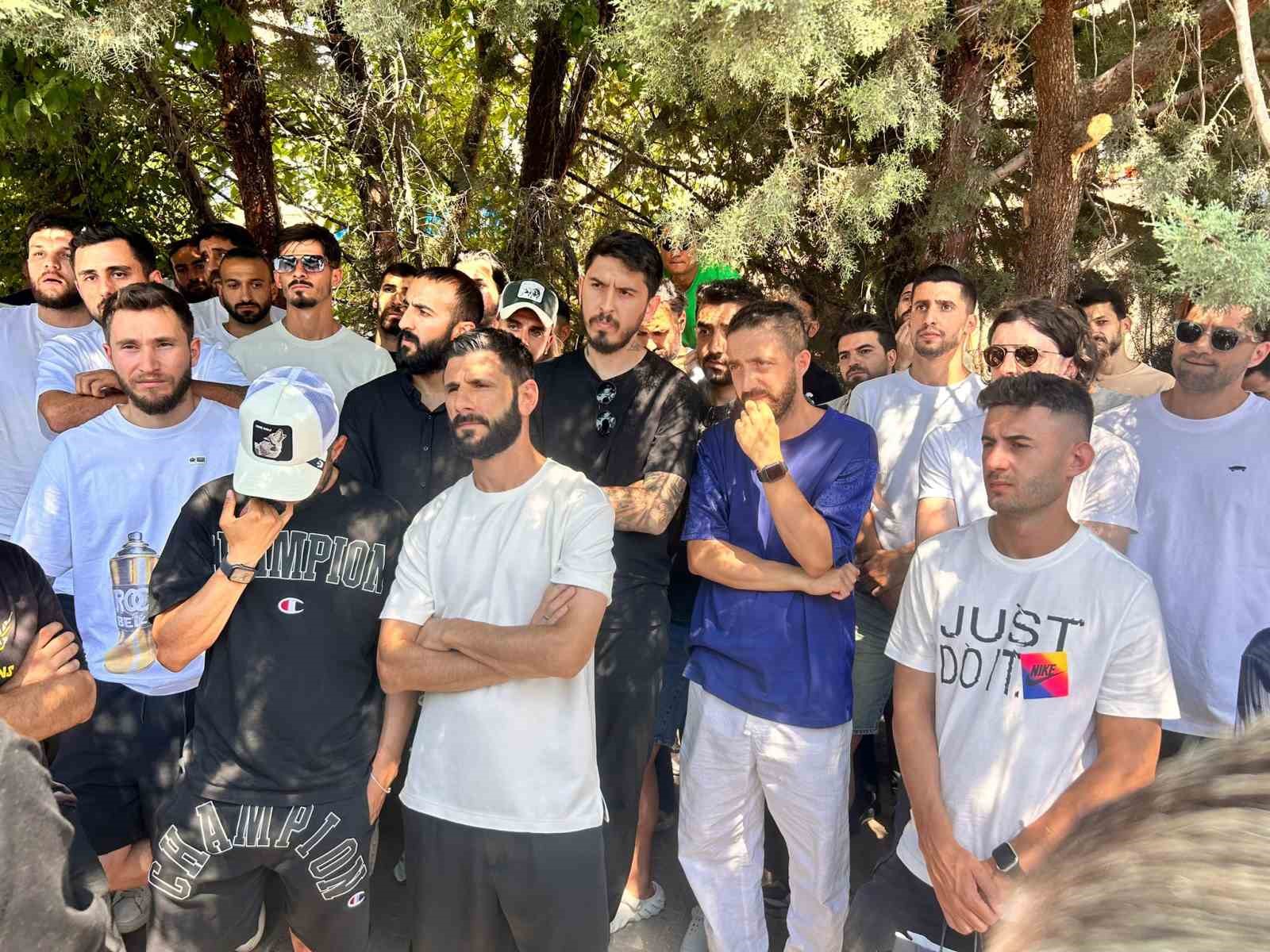 Alt lig futbolcuları, TFF’nin yaş sınırına tepki için GSB önünde toplandı
