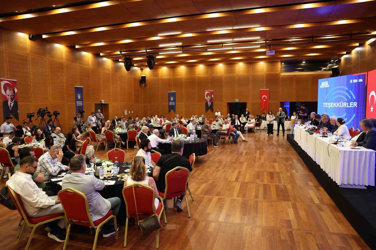 "Gülüp geçiyorum. Kamu ve vatandaşımızın menfaati dışında hiç bir işe imza atmadık. Biz ne yaptığımızı biliyoruz"