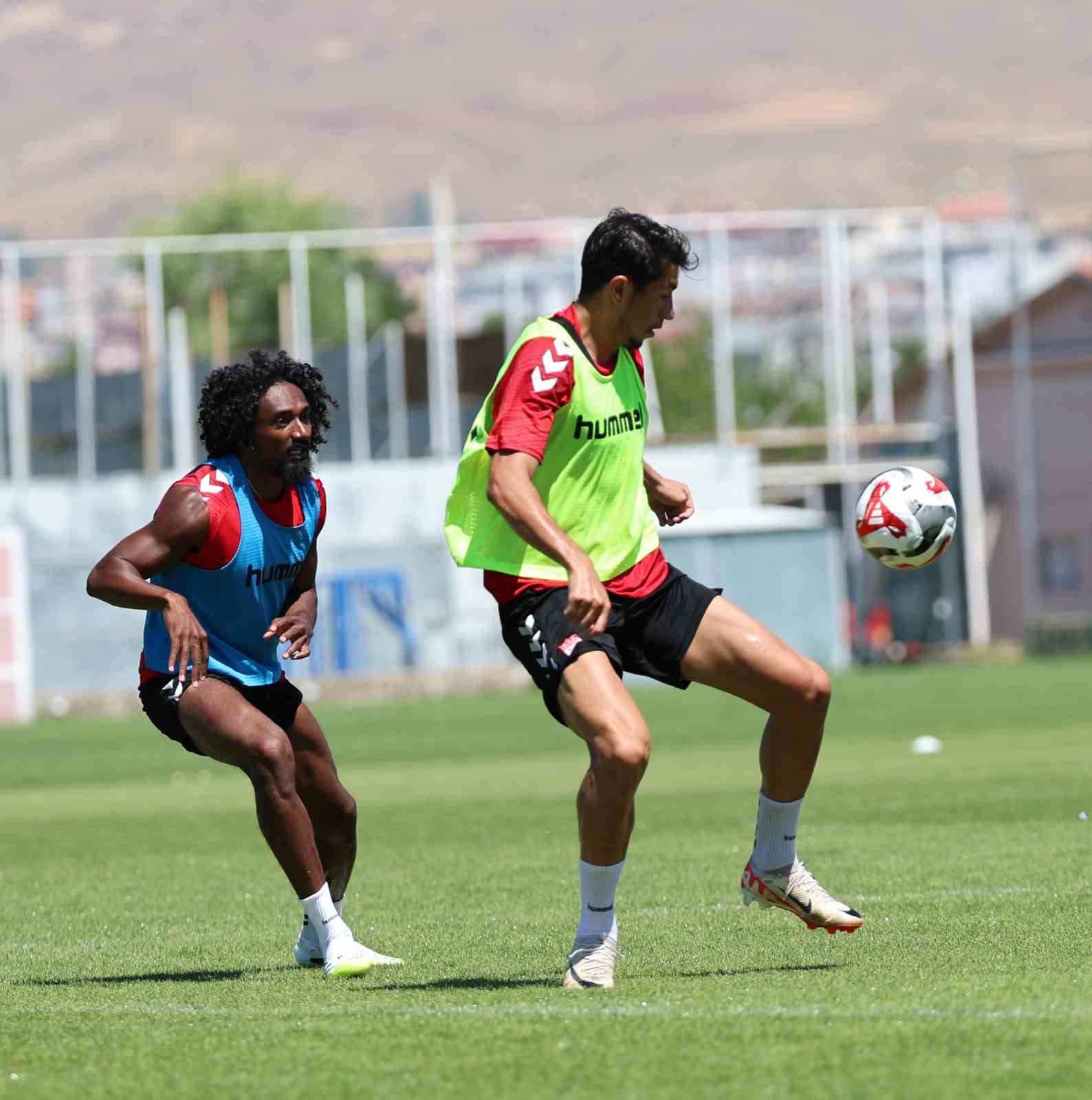 Sivasspor, ilk etap &ccedil;alışmalarını tamamladı
