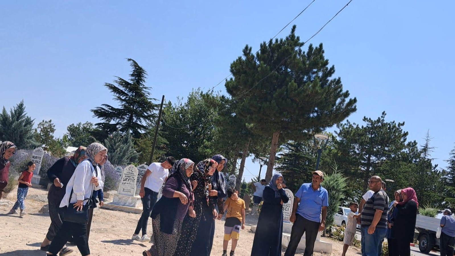 Karaman&rsquo;da 5&rsquo;inci kattan d&uuml;şen 2 yaşındaki Mira&ccedil;, son yolculuğuna uğurlandı
