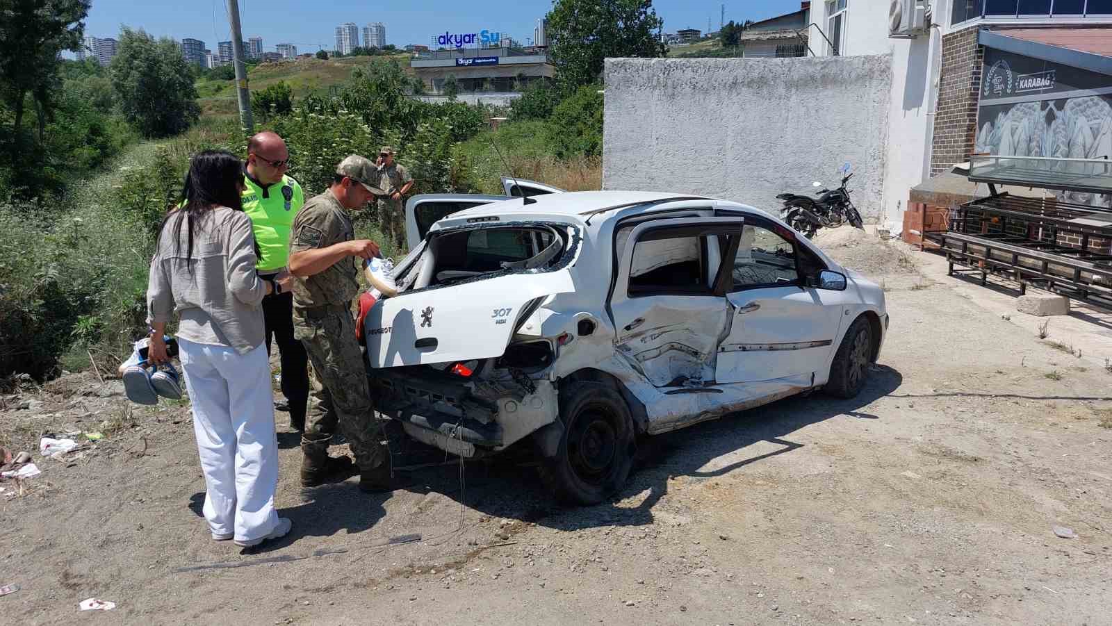 Polis aracı kaza yaptı: 2 polis ve 1 &uuml;steğmen yaralandı
