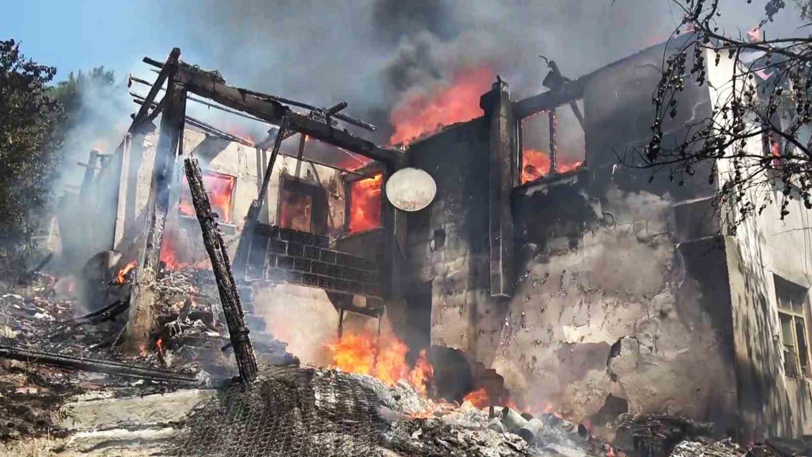 Otluk alanda sı&ccedil;rayan yangın iki katlı evi k&uuml;l etti
