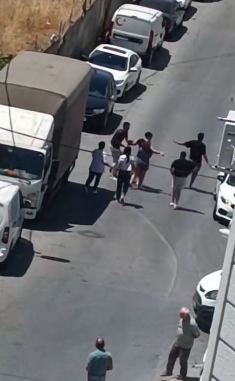 Esenyurt&rsquo;ta iki ailenin g&uuml;r&uuml;lt&uuml; kavgasında ortalık karıştı
