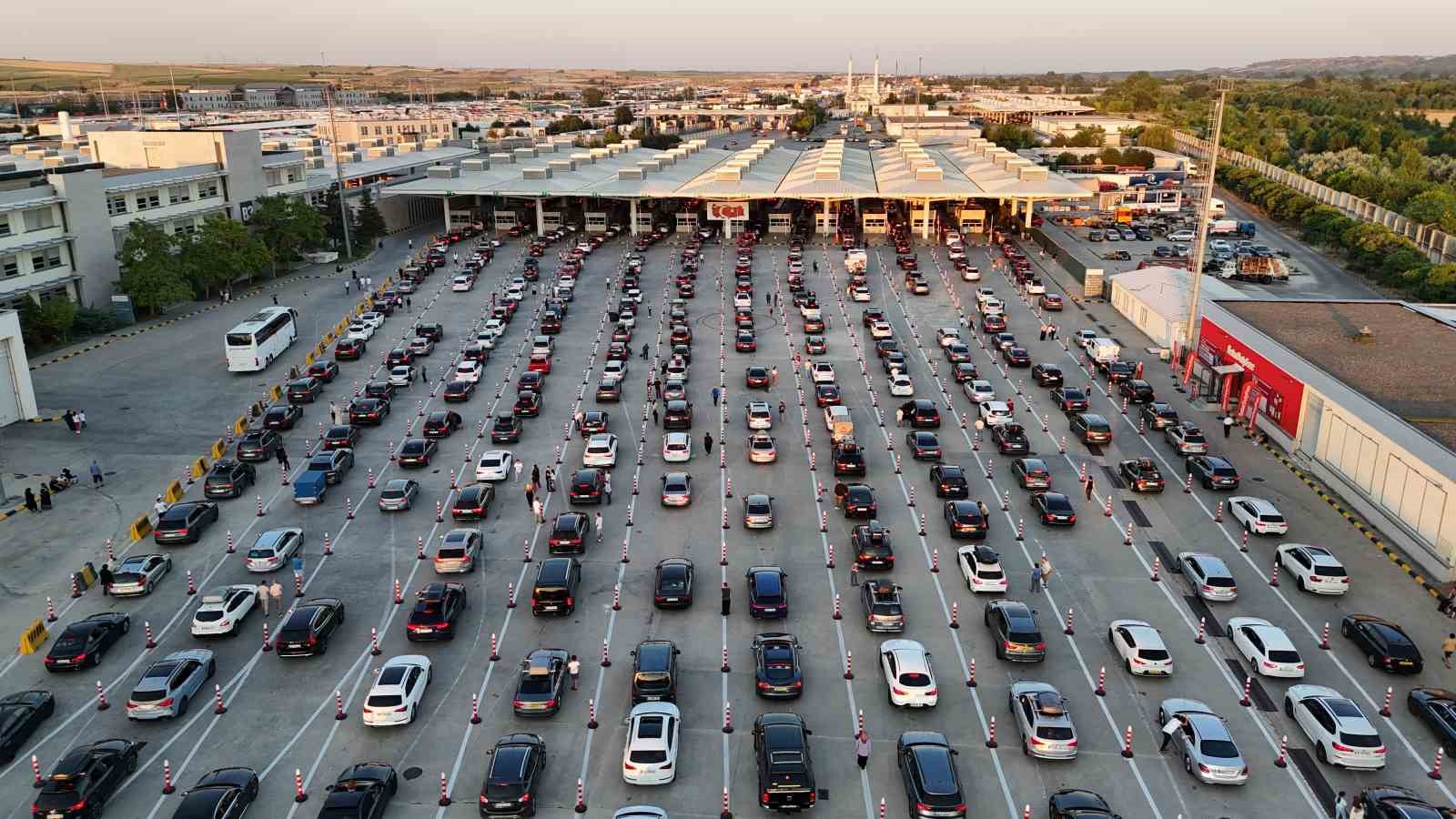 Gurbetçilerin binlerce kilometrelik sıla yolculuğu Kapıkule’de son buluyor