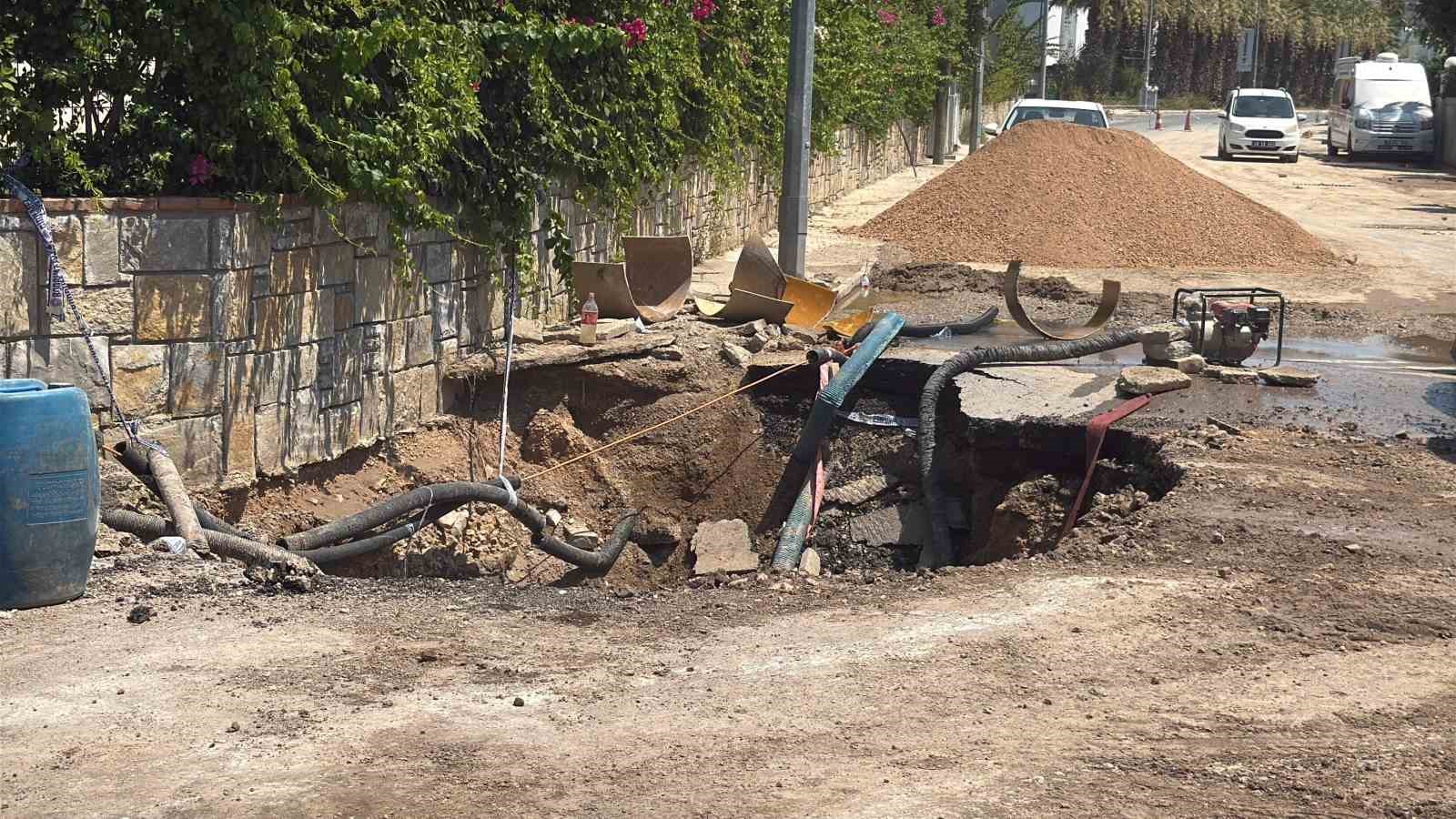 Yahşi’de su isale hattı patladı, yol trafiğe kapandı
