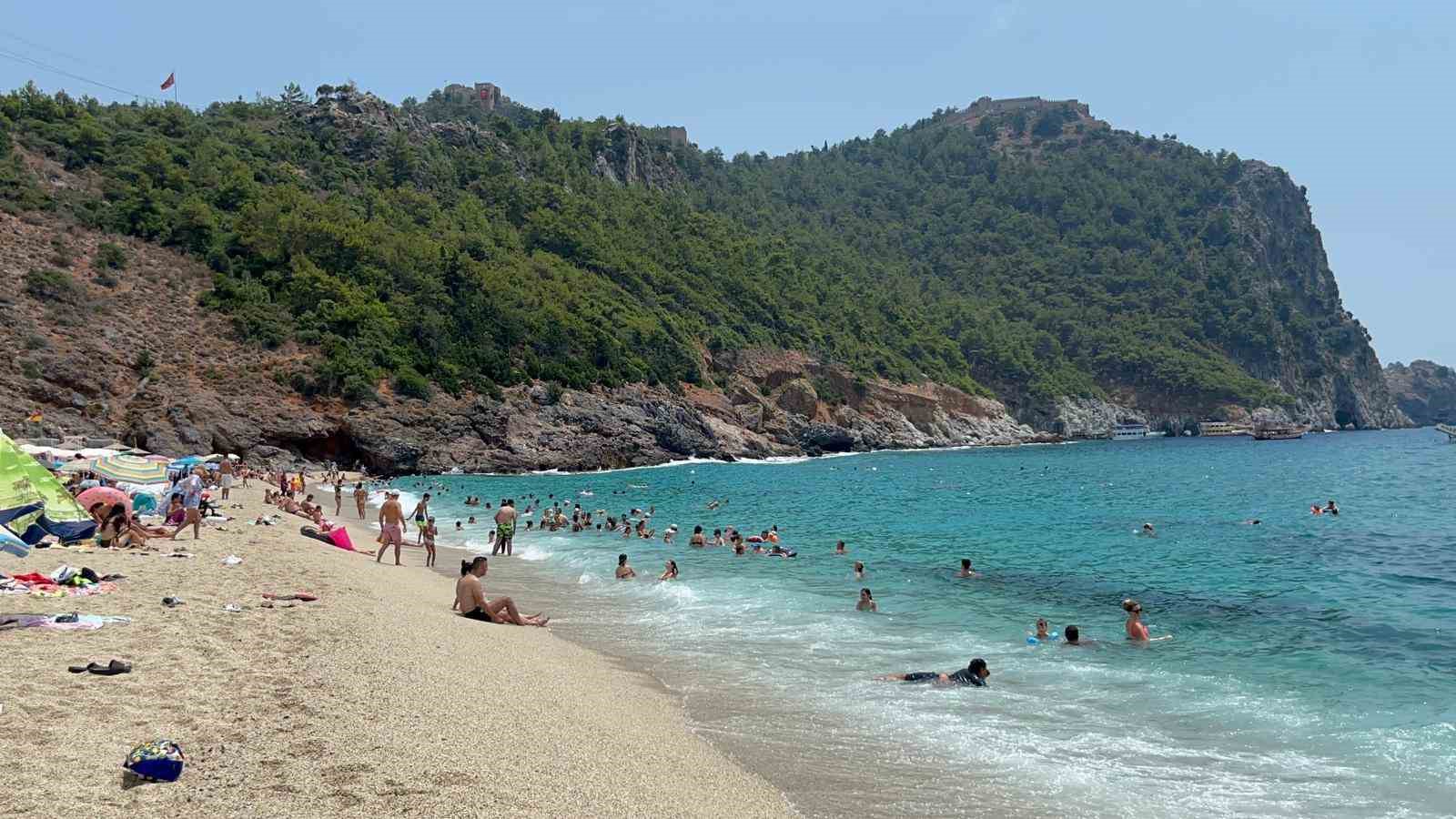 Alanya’da serinlemek isteyen turistler soluğu Kleopatra Plajı’nda aldı
