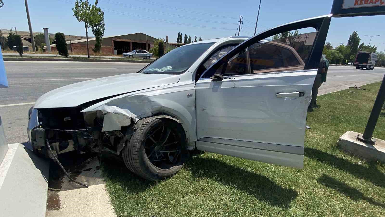 Kaza yapan otomobilden burnu kanamadan çıktılar