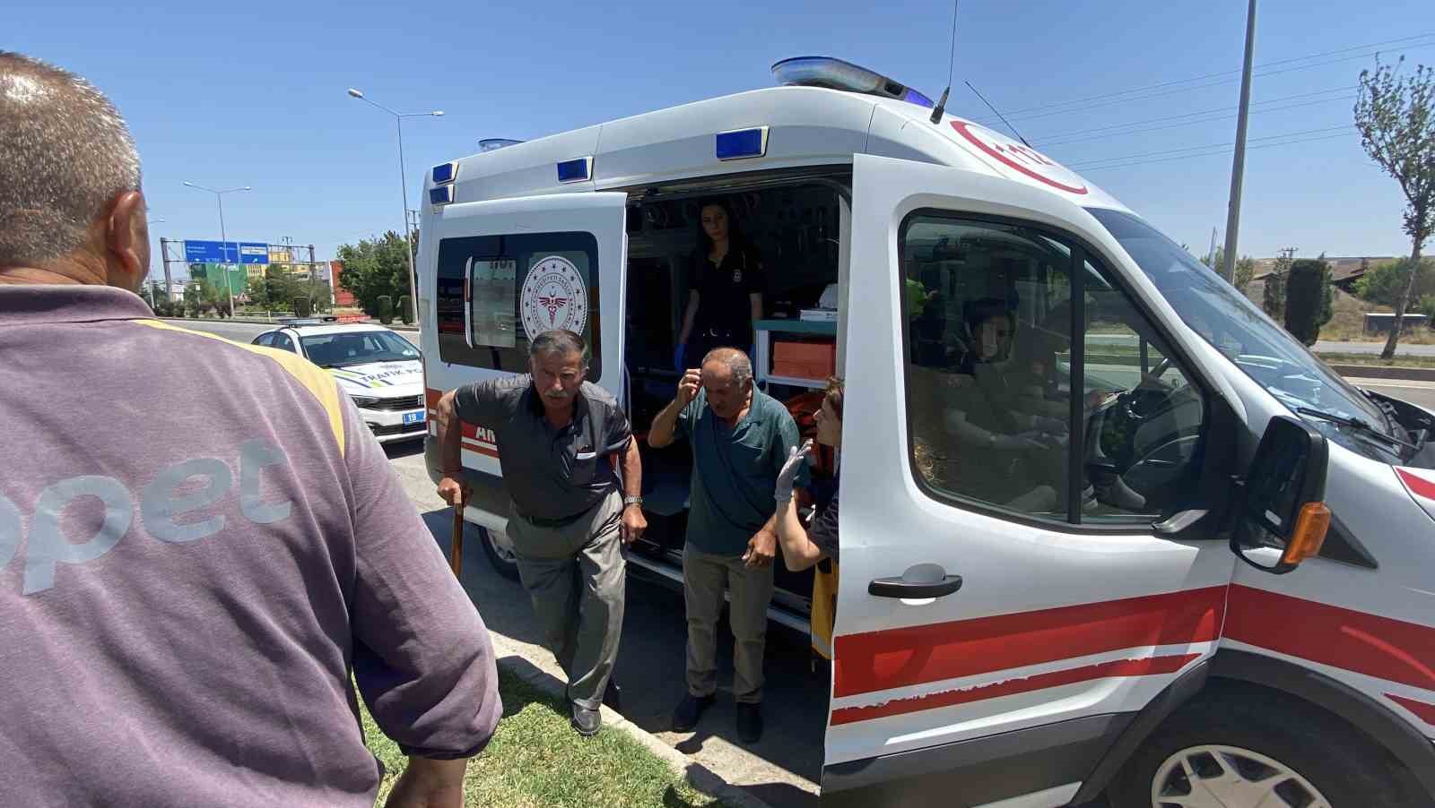 Kaza yapan otomobilden burnu kanamadan &ccedil;ıktılar
