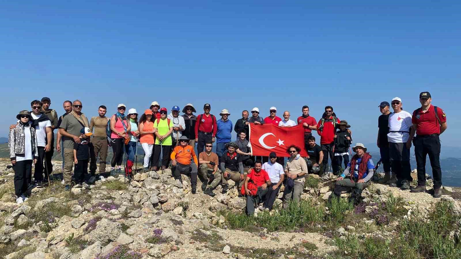15 Temmuz şehitleri için 2 bin 404 rakımlı dağın zirvesinde Türk bayrağı açtılar