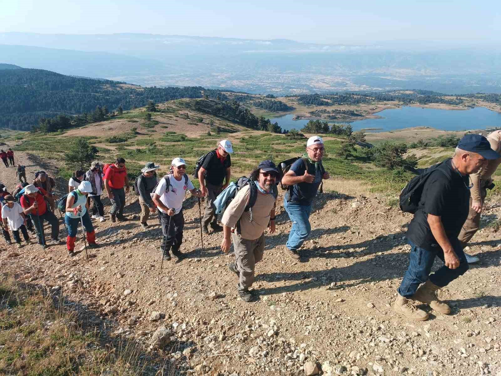 15 Temmuz şehitleri i&ccedil;in 2 bin 404 rakımlı dağın zirvesinde T&uuml;rk bayrağı a&ccedil;tılar
