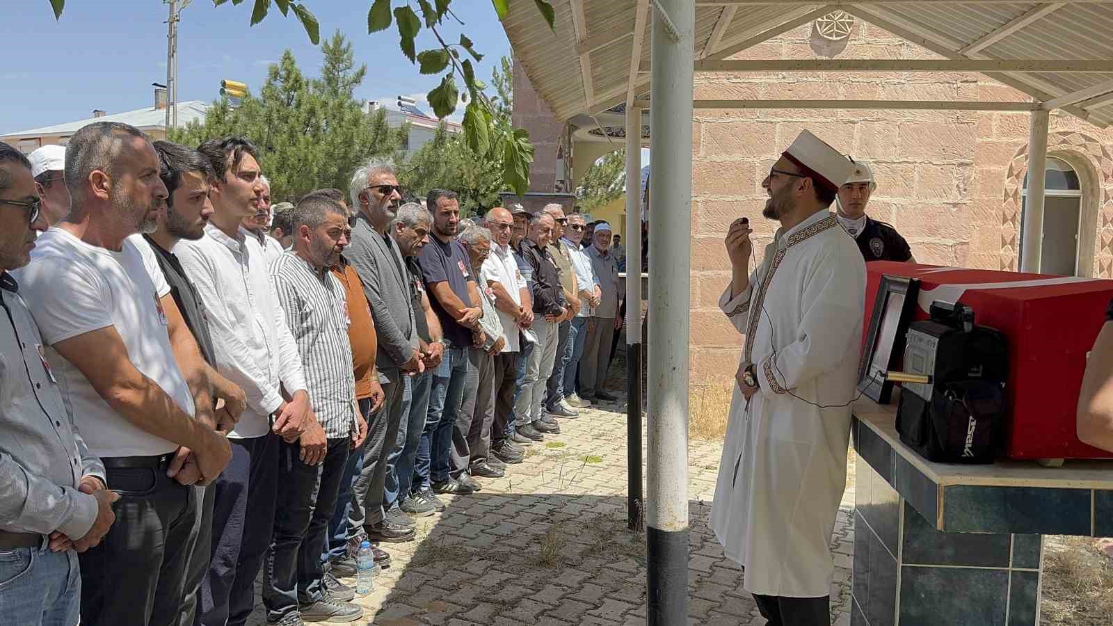 Kaza kurşunuyla ölen polisin cenazesi toprağa verildi