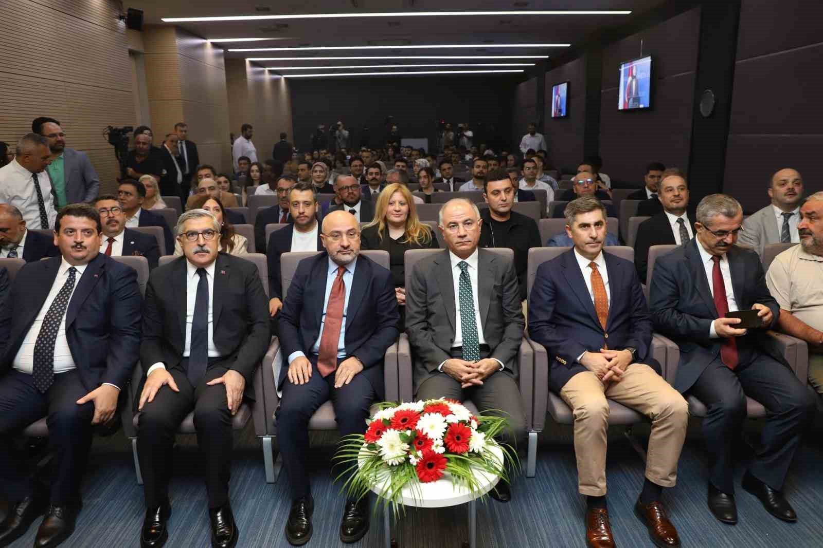 Efkan Ala: "Cumhurbaşkanımızın dirayeti ve milletimizin ferasetiyle 15 Temmuz gecesi T&uuml;rkiye u&ccedil;urumun kenarından d&ouml;nd&uuml;"
