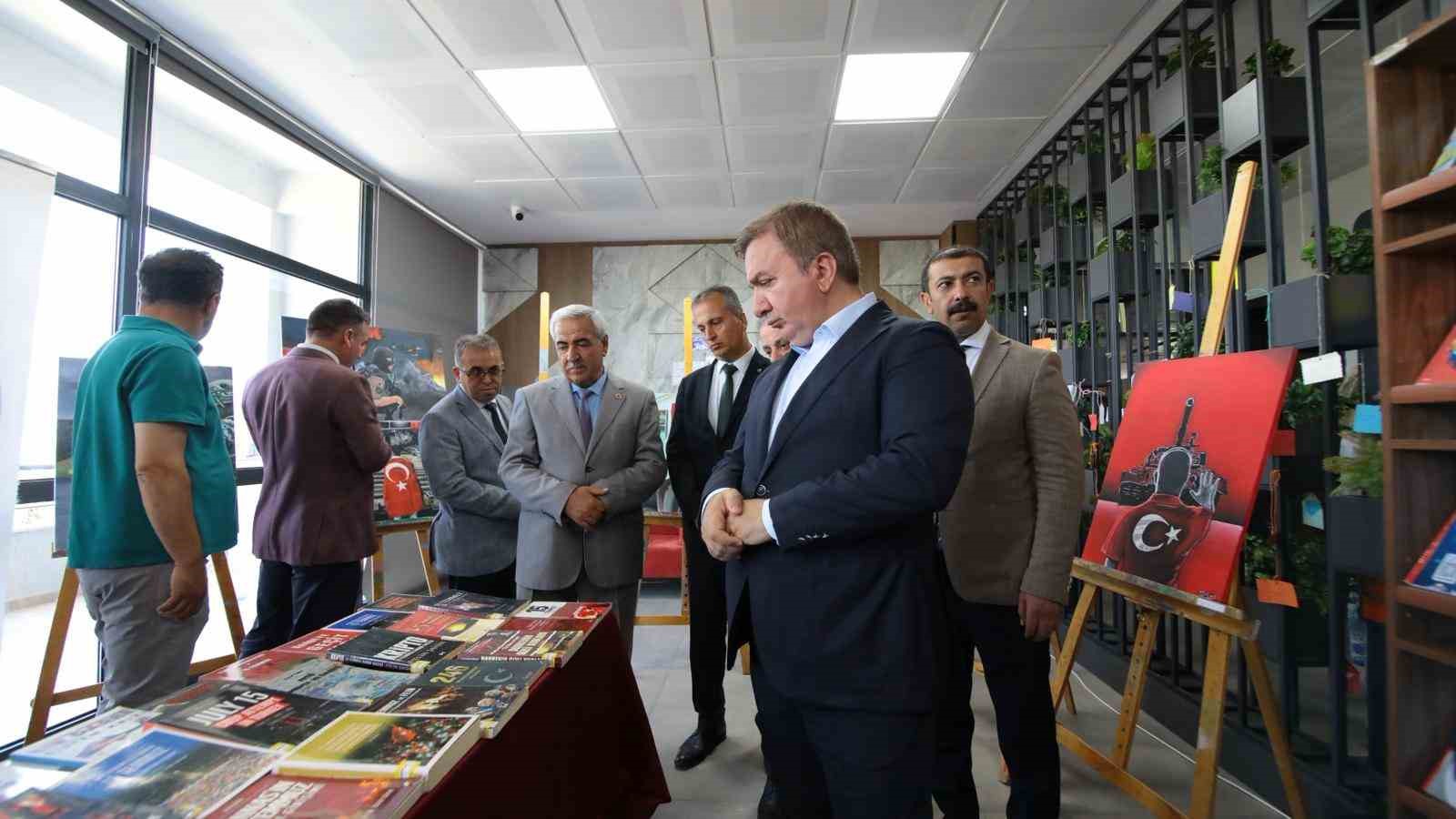 Erzincan&rsquo;da 15 Temmuz Kitap ve Resim Sergisi&rsquo;nin a&ccedil;ılışı yapıldı
