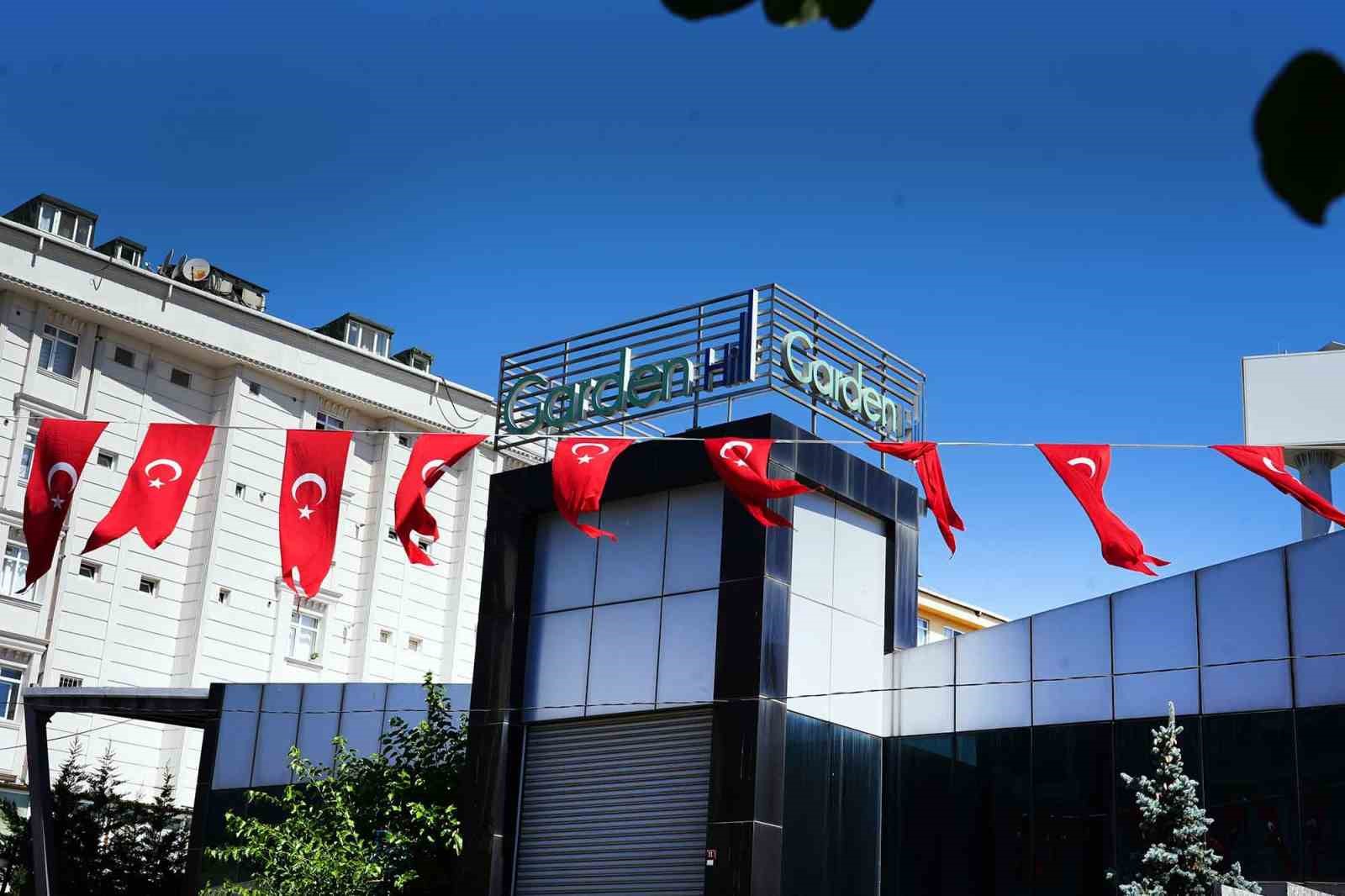 Bah&ccedil;elievler T&uuml;rk bayraklarıyla donatıldı
