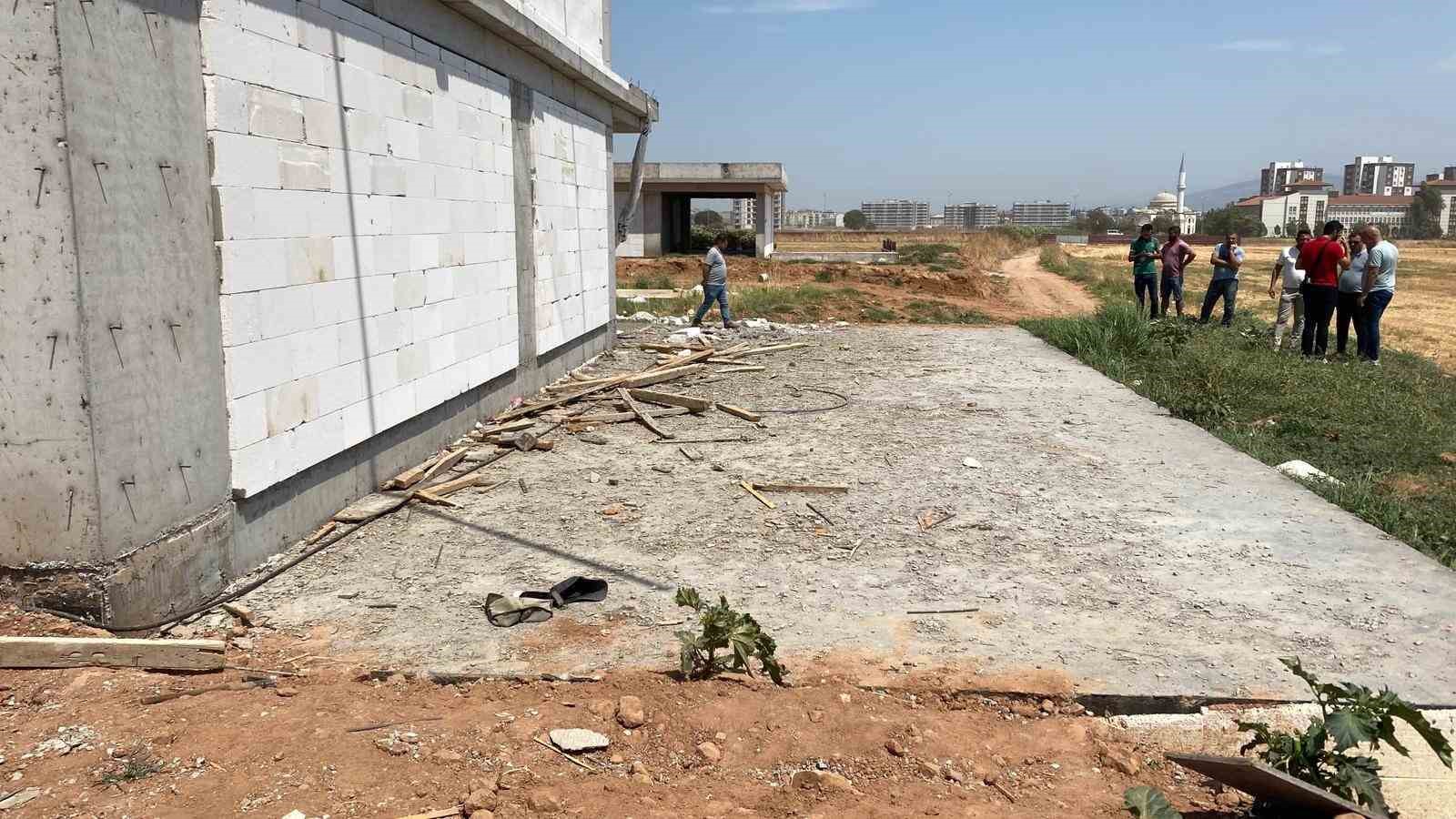 8. kattan d&uuml;şen inşaat iş&ccedil;isi hastaneye kaldırıldı
