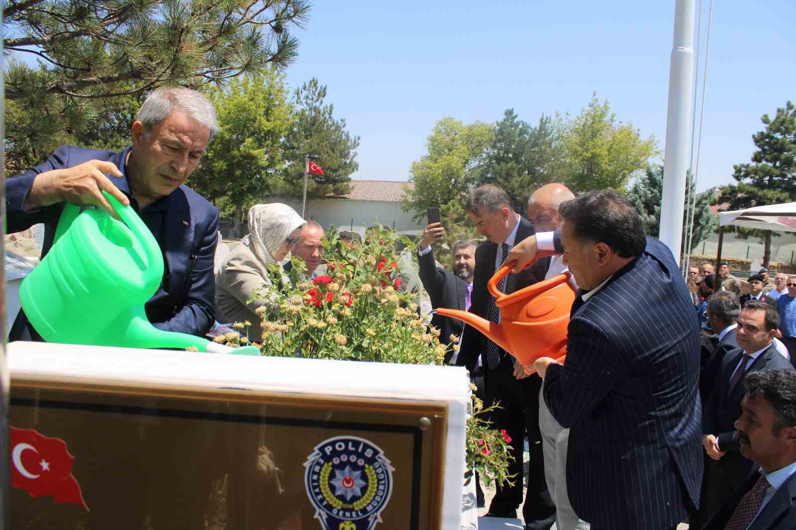 Hulusi Akar: "El birliğiyle &ccedil;alışarak Ter&ouml;rs&uuml;z T&uuml;rkiye&rsquo;yi hep beraber inşa edeceğiz"
