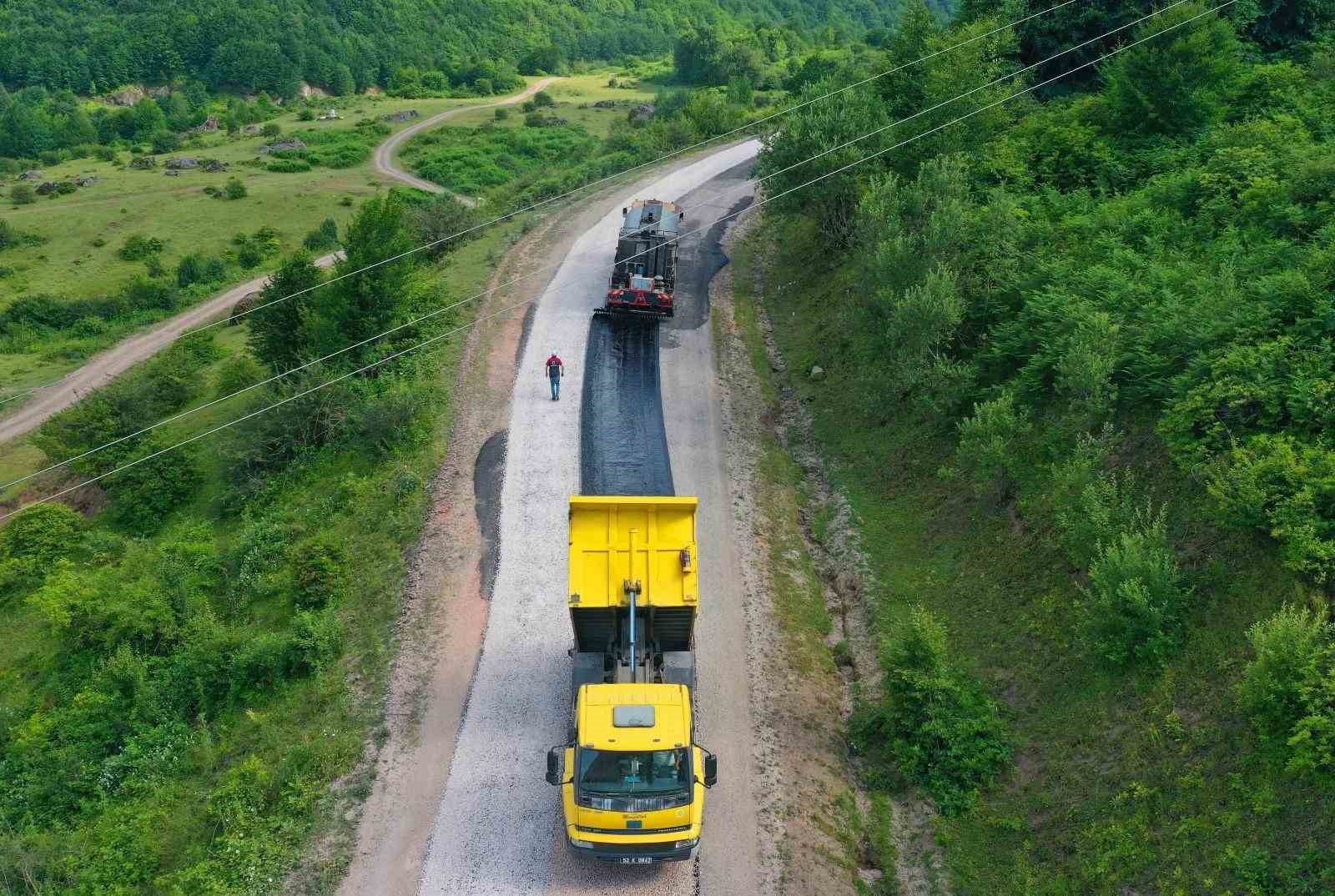 Ordu’dan Tokat’a bağlantı sağlayan yola sıcak asfalt konforu