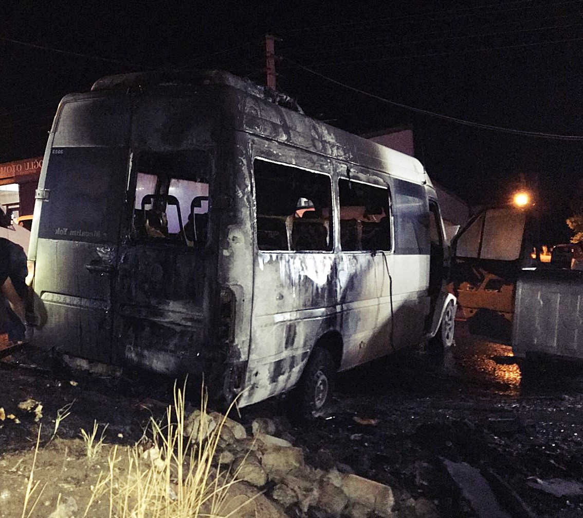 Çorlu’da park halindeki iki minibüs alev topuna döndü