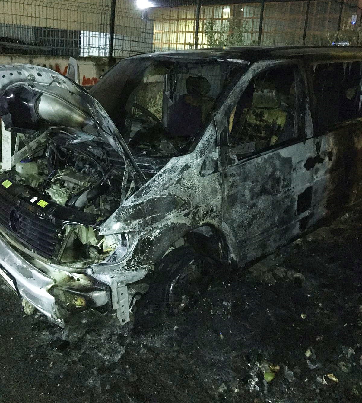 &Ccedil;orlu&rsquo;da park halindeki iki minib&uuml;s alev topuna d&ouml;nd&uuml;
