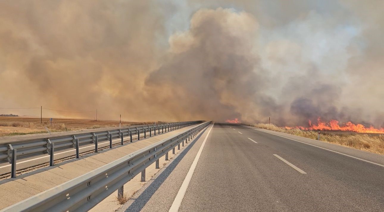 Edirne-Havsa arasında anızda çıkan yangın yolu kapladı: 5 aracın karıştığı kazada 1 kişi yaralandı