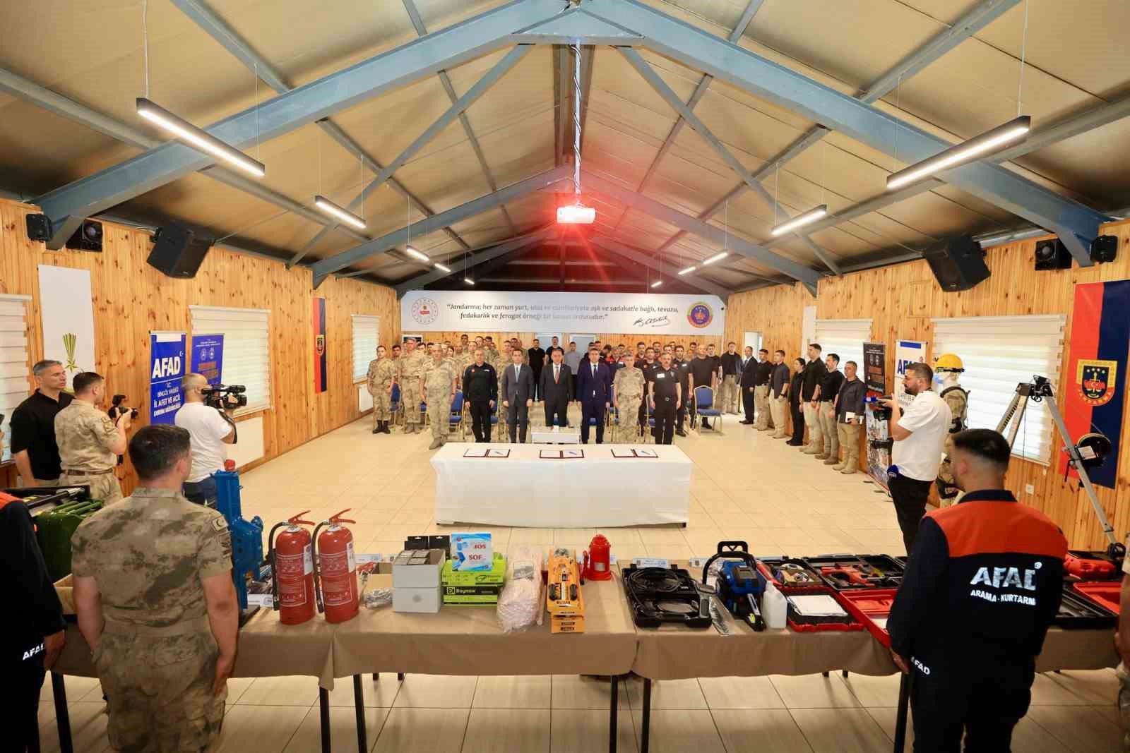 Bingöl’de arama ve kurtarma ekipmanları jandarmaya teslim edildi