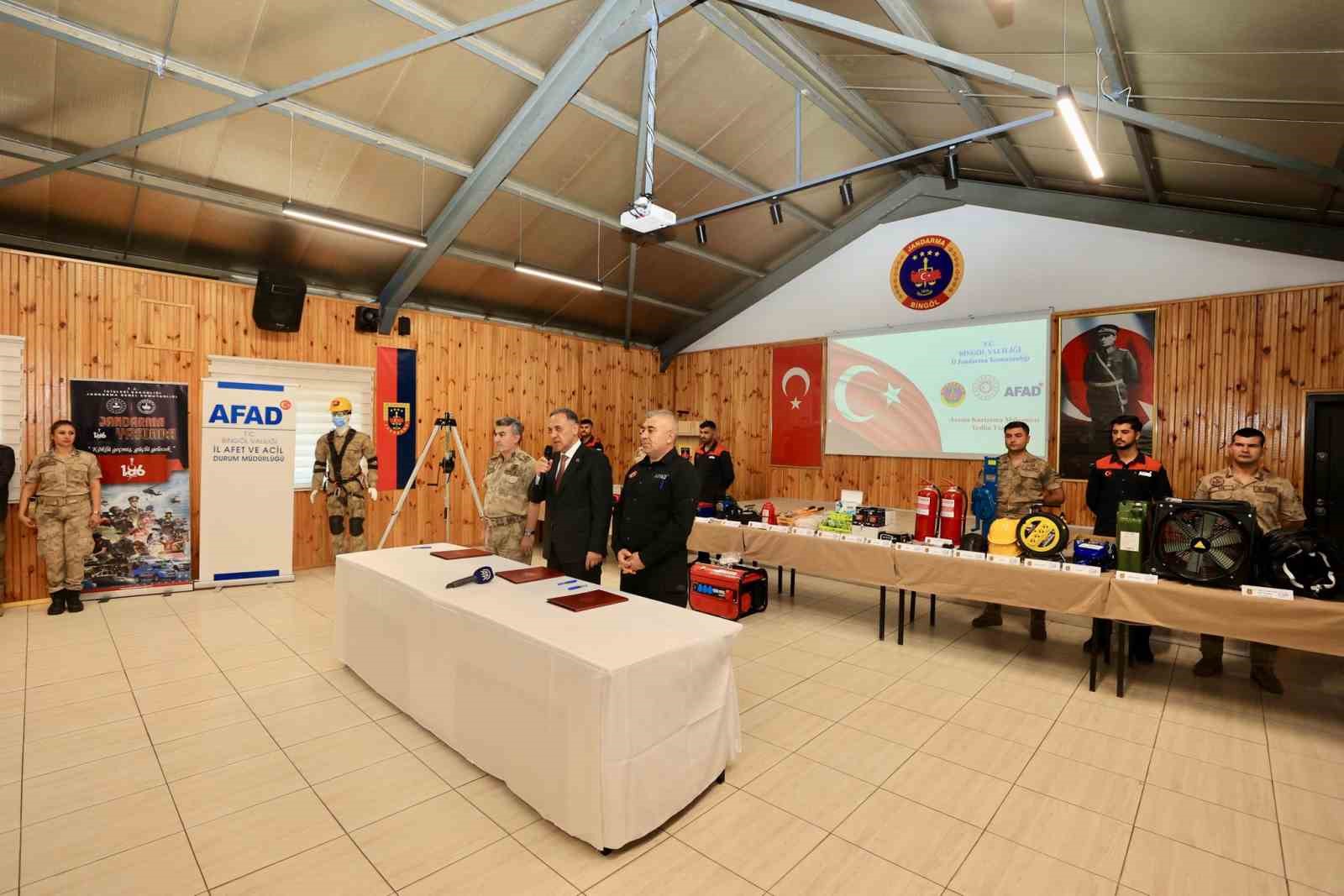 Bing&ouml;l&rsquo;de arama ve kurtarma ekipmanları jandarmaya teslim edildi
