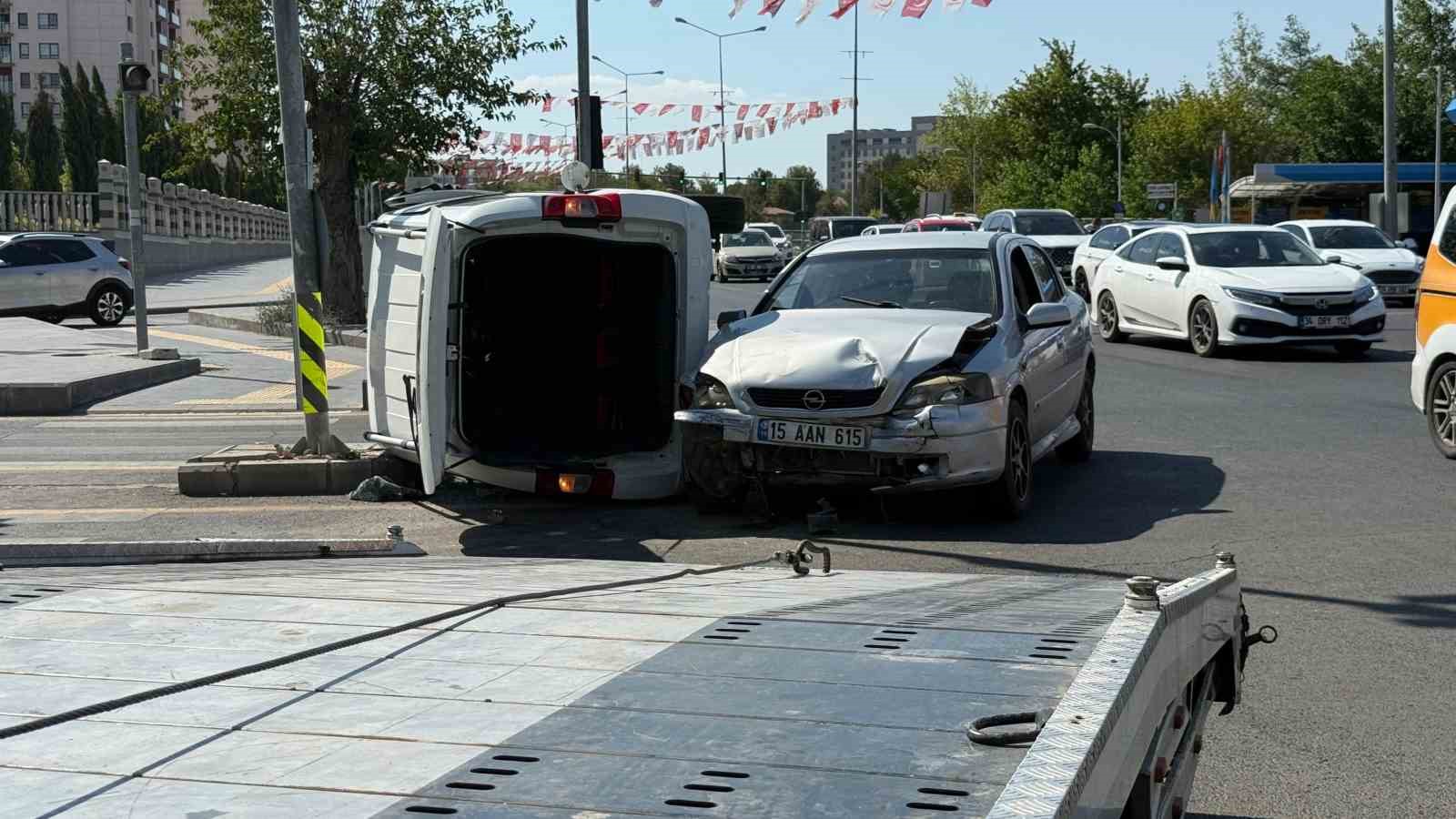 Otomobil ile hafif ticari araç çarpıştı, sürücüler hafif yaralandı
