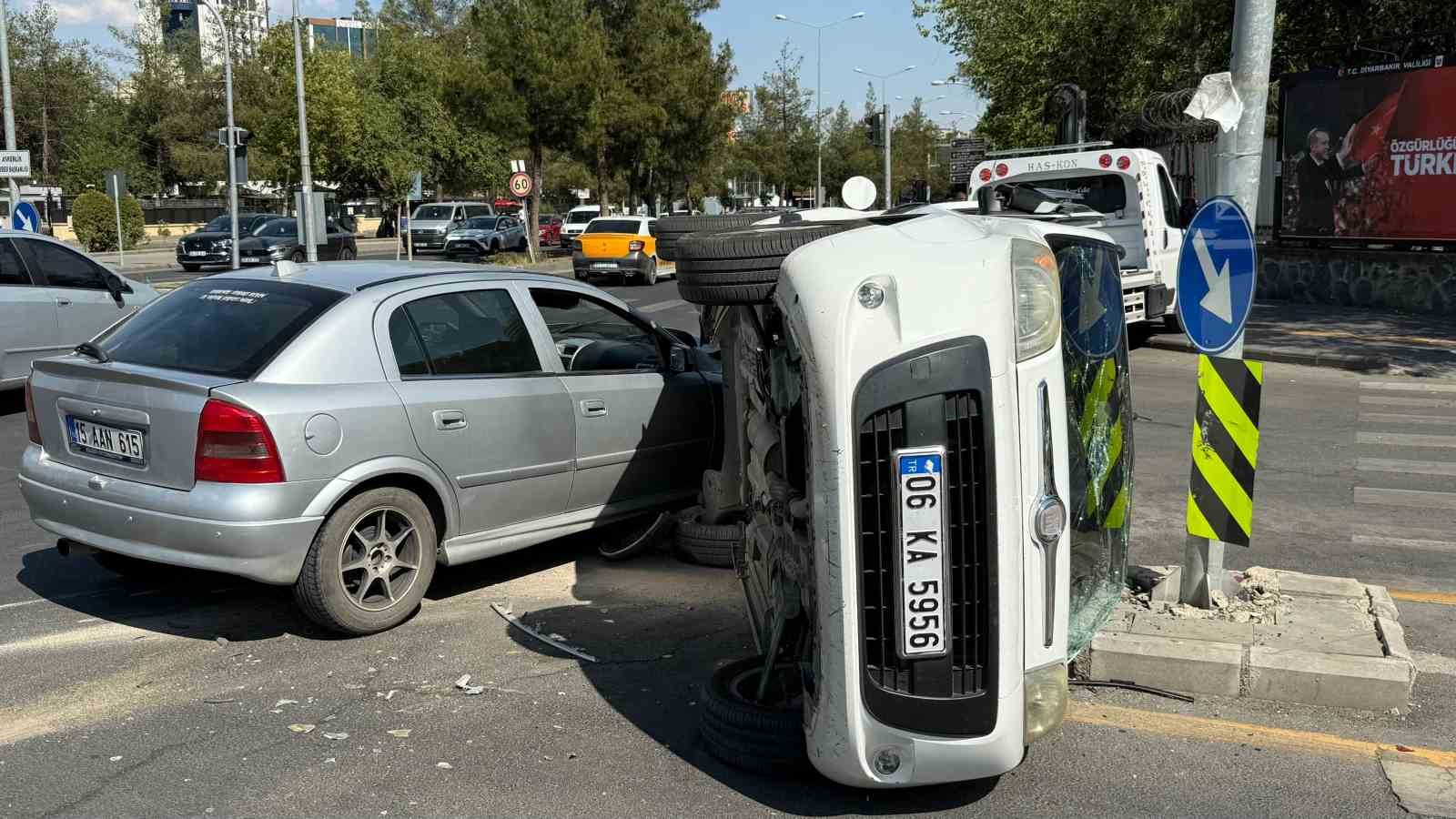 Otomobil ile hafif ticari ara&ccedil; &ccedil;arpıştı, s&uuml;r&uuml;c&uuml;ler hafif yaralandı
