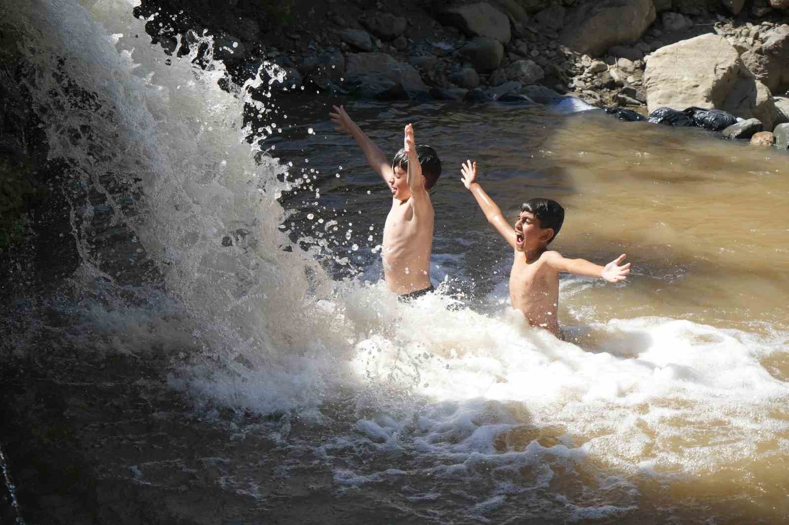 Muşlu &ccedil;ocuklar &Ccedil;ar &Ccedil;ayı&rsquo;nda serinliyor
