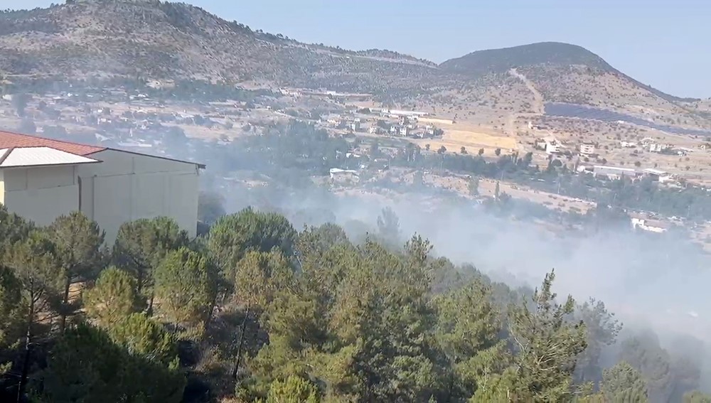 Yangının ilerlediği okul son anda kurtuldu
