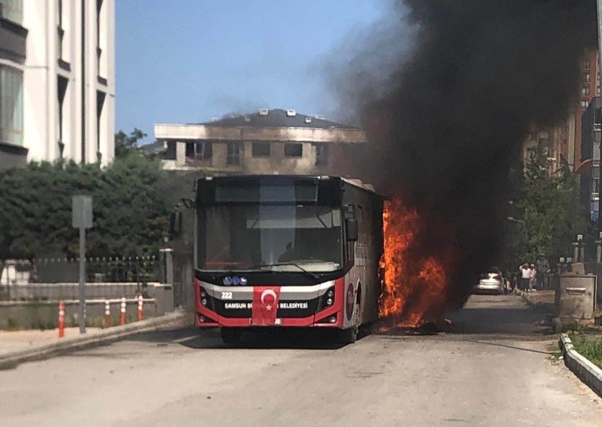 Samsun’da belediye otobüsü alevlere teslim oldu