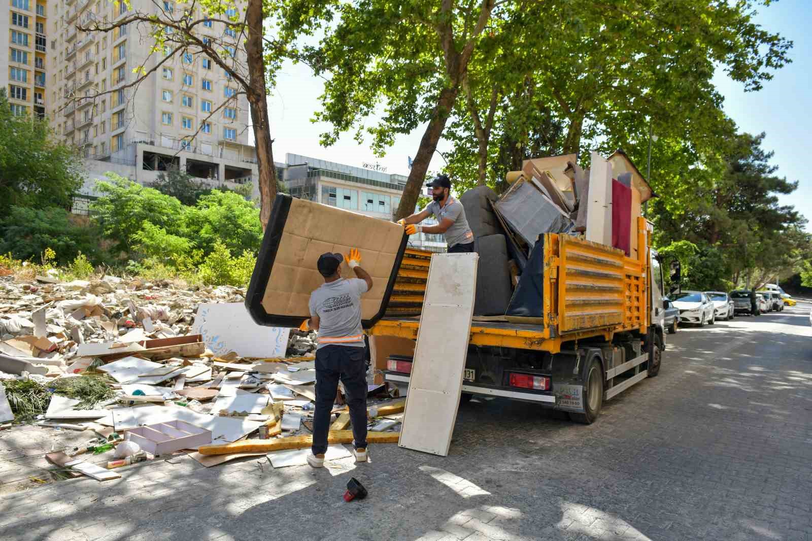 Esenyurt Belediyesi&rsquo;nden mahallelere kaba atık seferberliği
