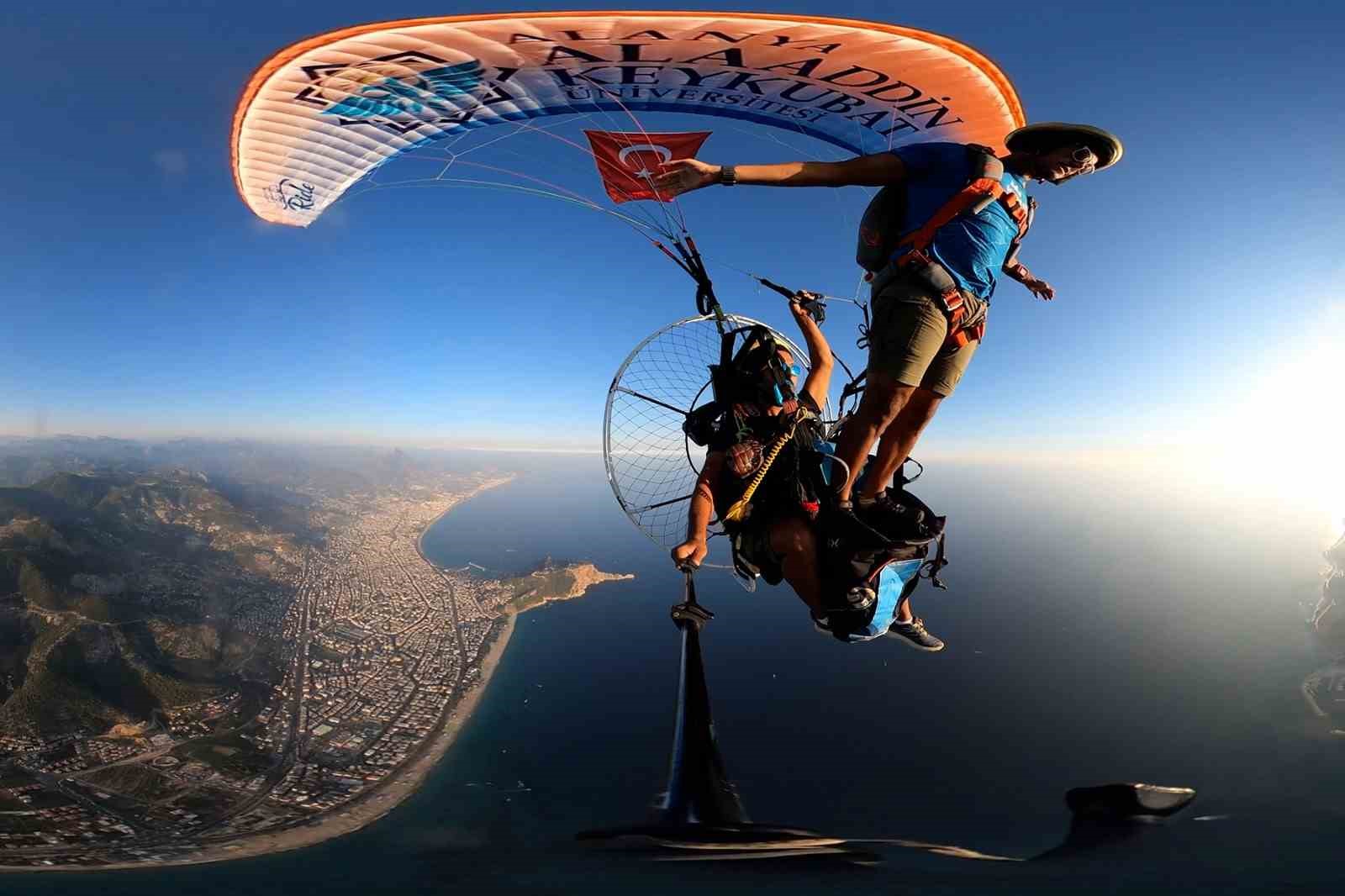 Alanya semalarında 1600 metrede T&uuml;rk bayrağı dalgalandırıldı
