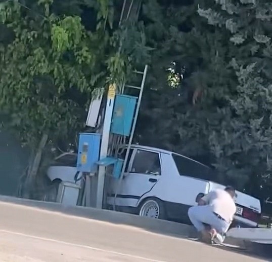 Otomobil kontrolden &ccedil;ıktı, &ouml;nce direğe sonra evin koruma tellerine &ccedil;arptı : 1 yaralı
