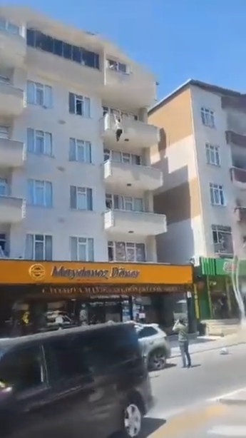 4. kattan atladı, sundurmanın &uuml;zerine d&uuml;şerek yaralandı
