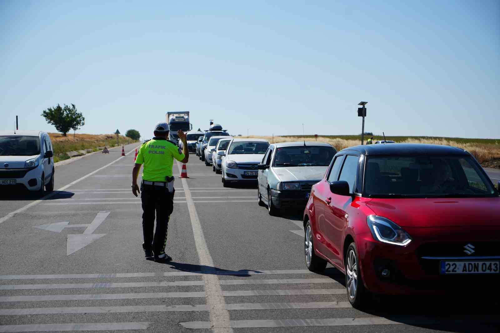Edirne-Havsa yolundaki anız yangını kontrol altına alındı, yol trafiğe açıldı