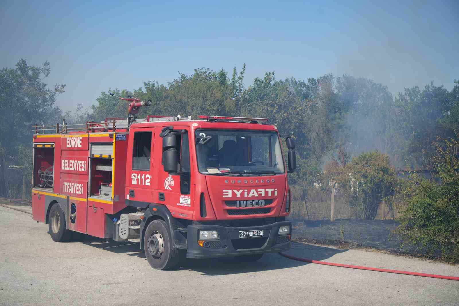 Edirne-Havsa yolundaki anız yangını kontrol altına alındı, yol trafiğe açıldı
